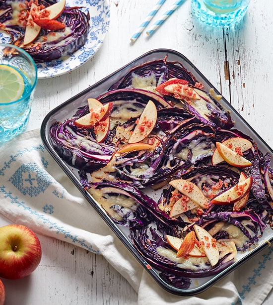 Grilled red cabbage, apples and salami crisps à la plancha