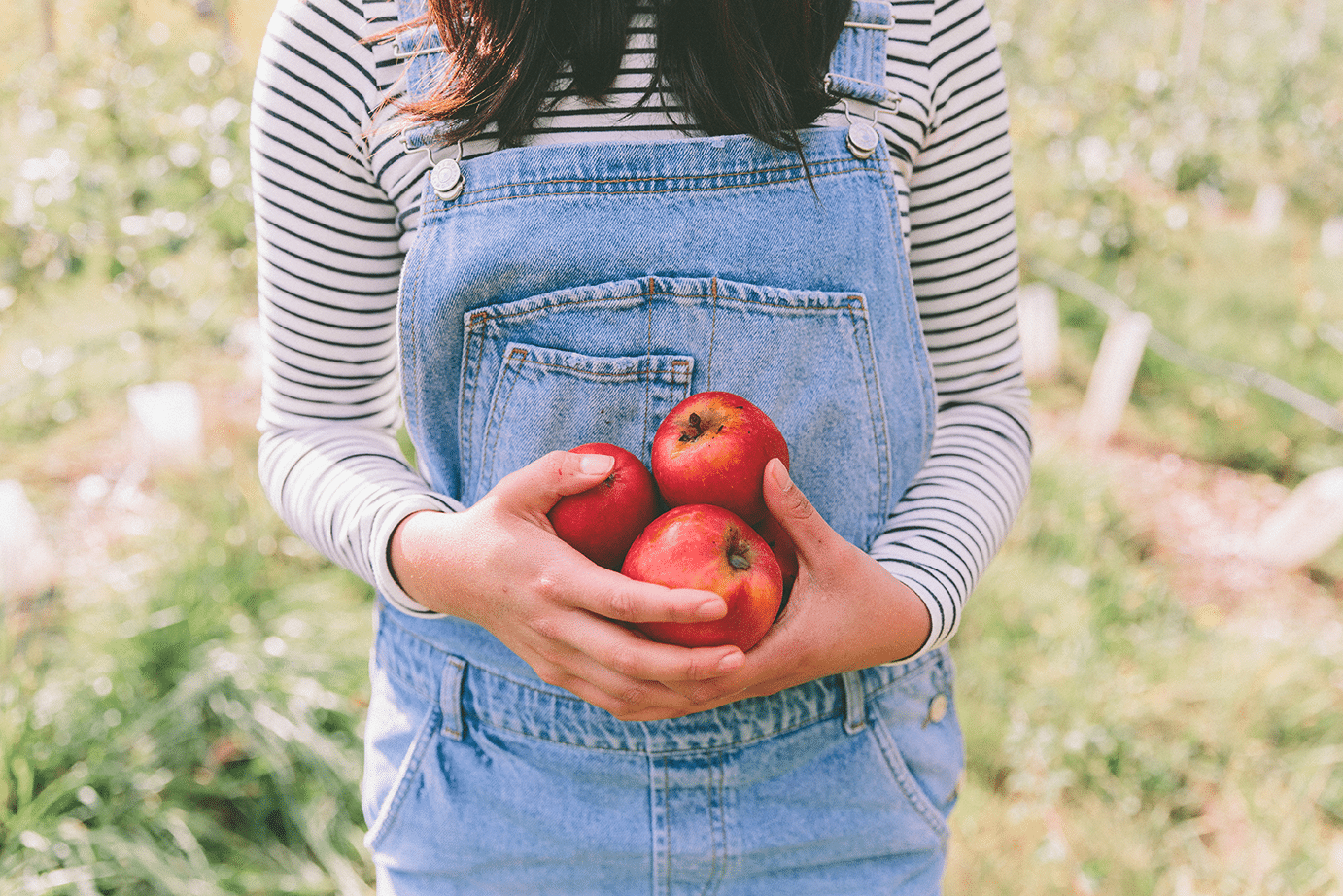 femme avec trois pommes